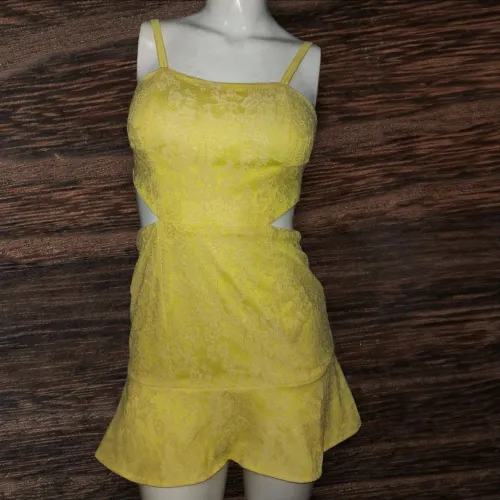 Vestido amarelo com detalhes vazados na cintura tamanho p