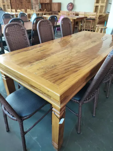 Mesa de madeira de demolição com 8 cadeiras lindas