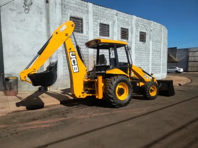 Retroescavadeira JCB 2012 3C 4x2 Operacional