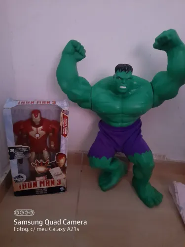 Vende-se Boneco Do Hulk e Homem de Ferro Originais