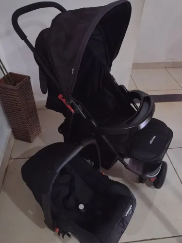 Carrinho com bebê conforto 