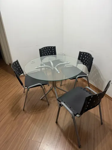Mesa de vidro + 4 cadeiras