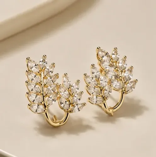 Brinco Feminino Folhas Cravejadas Banho Ouro 18K Hipoalergênico Premium