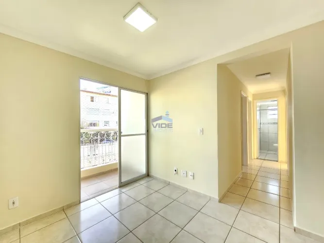 ALUGO APARTAMENTO COM TRÊS QUARTOS, SENDO UMA SUÍTE, SACADA, CHURRASQUEIRA, GARAGEM, SAÍDA