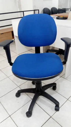 Cadeira giratória estofada