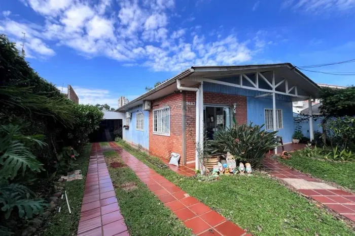 Terreno com casa à venda no Country