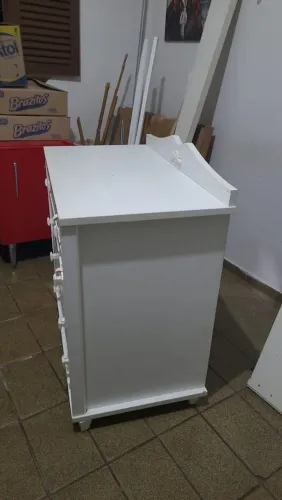 Vendo uma comoda em madeira laqueada na cor branca