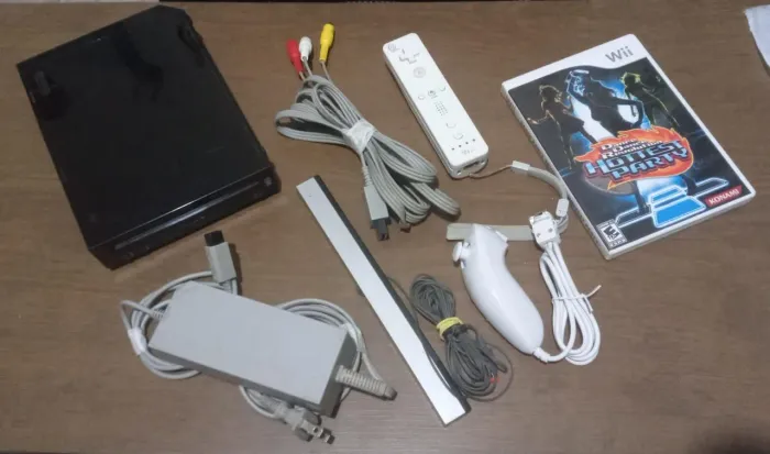 ? NINTENDO WII BLACK + DANCE DANCE REVOLUTION - R$420