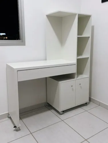 Escrivaninha Com Estante Lateral/Rodízio 