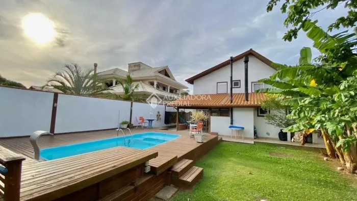 Casa em condomínio pé na areia em Florianópolis