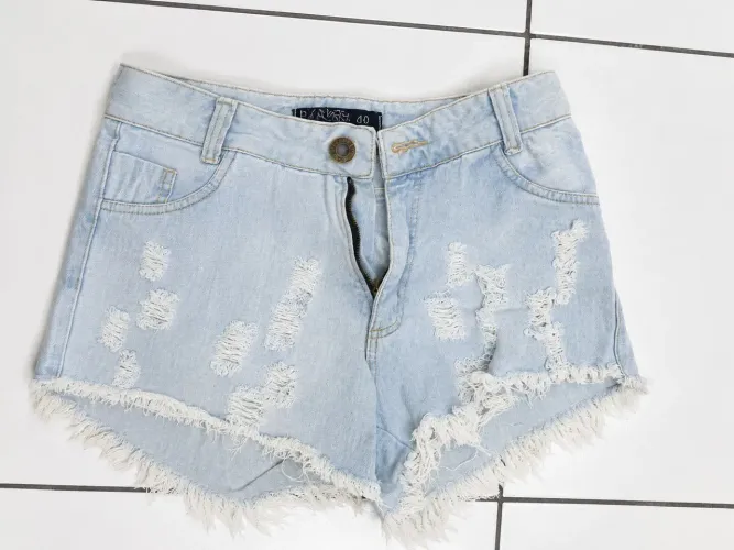 Short Jeans Claro Desfiado | Perfeito para o Verão | Tam. 40