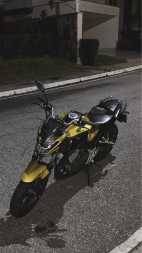 Moto CB300F Dourada