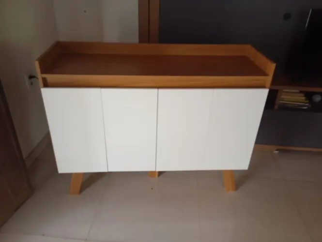 Aparador de 4 portas na caixa