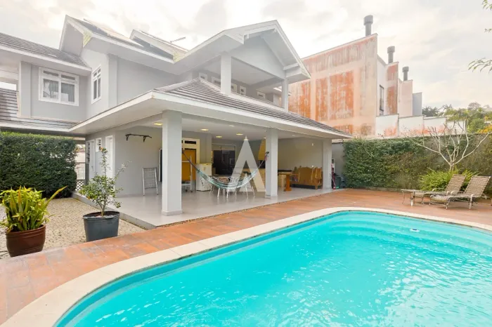 Sobrado com 1 suíte e 4 quartos à venda no bairro Costa e Silva em Joinville-SC por R$1.69