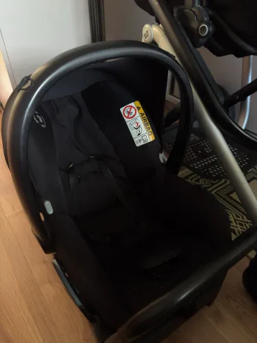 Carrinho de bebê e bebê conforto