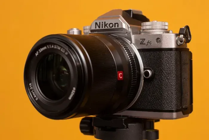 Nikon Z Fc (Mirrorless APS-C) + Lente Viltrox 33mm f/1.4 (Autofoco)