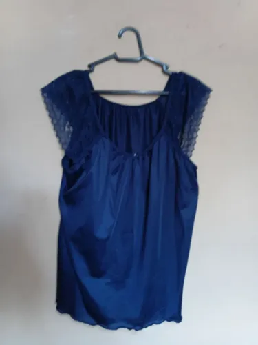 Conjunto de pijamas feminino azul. DE MILLUS. Seda sintética leve. Tamanho G.