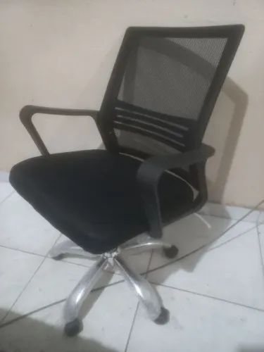 Cadeira  giratória com defeito 