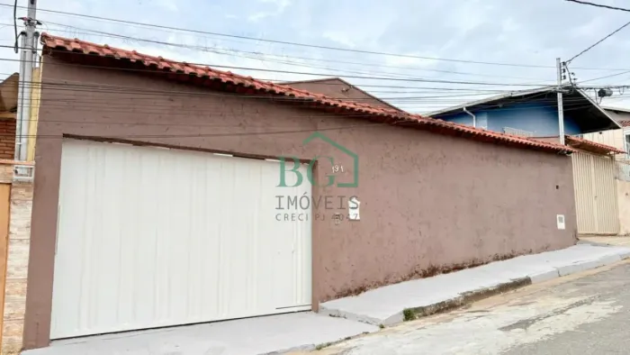 Excelente casa na Zona Oeste de Poços de Caldas MG.