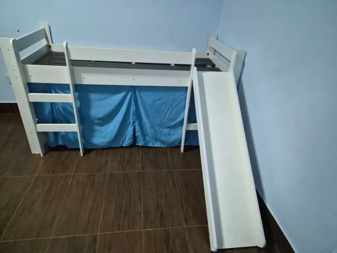 Cama infantil com escorregador e cortina
