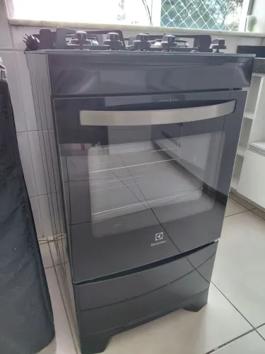 Vende -se fogão Eletrolux tampa de vidro de 4 bocas seminovo