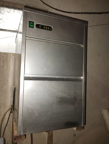 Máquina de gelo em cubo capacidade 50 kg 24 horas