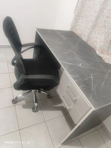 Mesa e cadeira de escritório