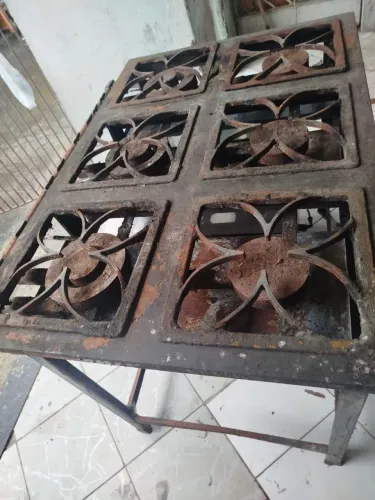 Vendo fogão industrial 6 bocas com forno