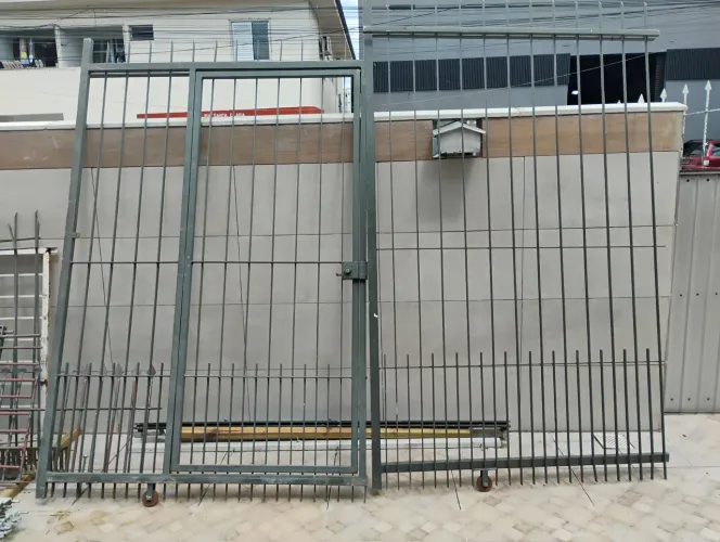 Portão de ferro em excelente estado