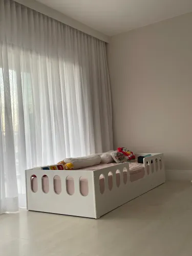 Cama montessoriana branca
