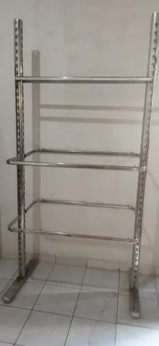 Araras para lojas,4 colunas reforçadas de 2,15 m com braços .