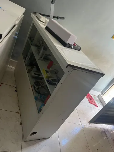Balcão de loja para acessórios com prateleira e frente de vidro