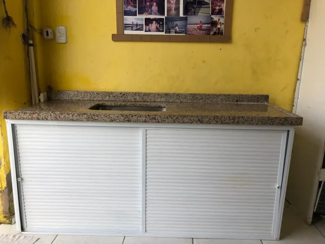 Bancada de granito com móvel projetado de alumínio. 