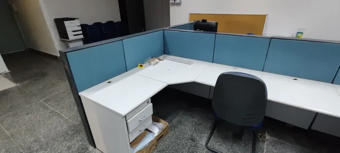 Mesa de escritório modular em U