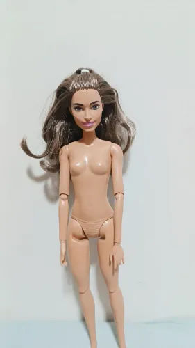 Barbie articulada no corpo da extra 8