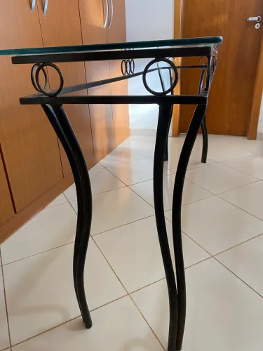 Aparador de ferro 1,70 m x 45 cm com tampo de vidro temperado de 10 mm