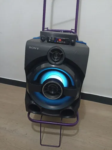 caixa de som portátil àh bateria e carrinho custom
