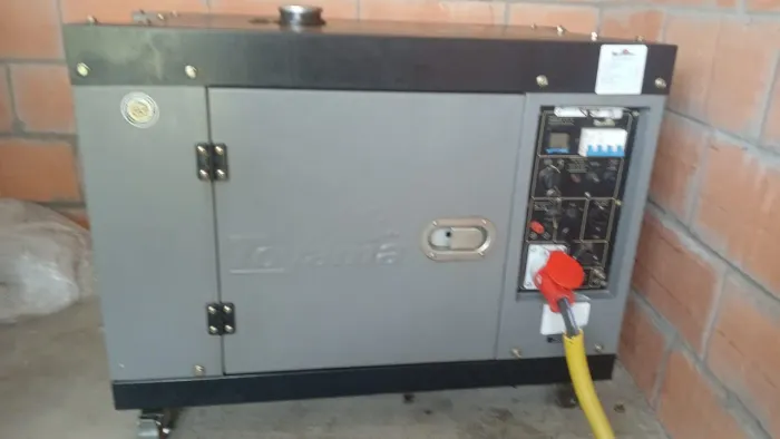 Gerador de energia Toyama cabinado
