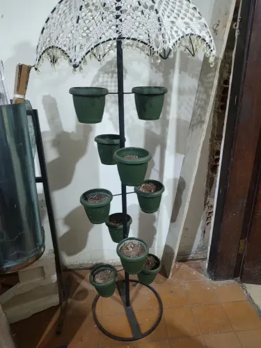Suporte para 10 vasos com 1.40 m de altura e 0.60 cm de largura.de
