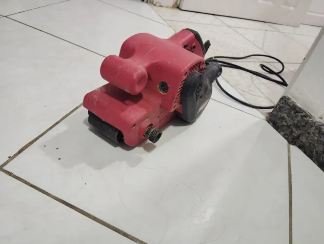Vendo lixadeira de cinta Schulz, modelo LC900, potência de 900W, 220V.