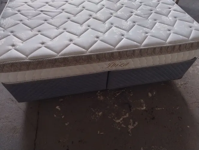 Cama box Queen com colchão ( foi higienizado entrego sem taxa )