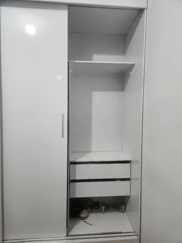 Guarda-roupa casal 3 portas de correr com espelho, branco, em bom estado. Trilhos funciona