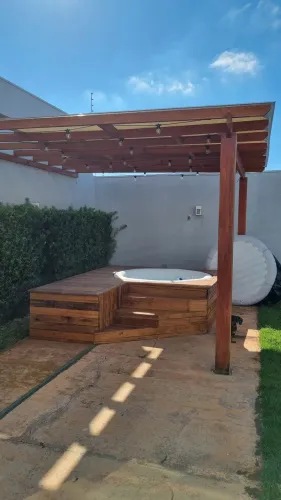 Spa 700l, com deck de madeira e pergolado
