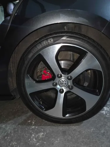 Pneu MOMO aro 18 (235/40/18) QUASE NOVO