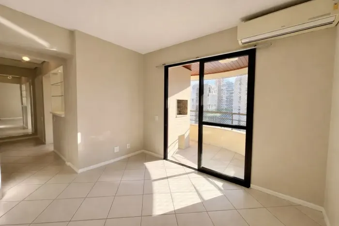 Apartamento 3 dormitórios poucos metros da Beiramar Norte.