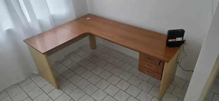 Mesa em L  medindo 1,40 x 2,00