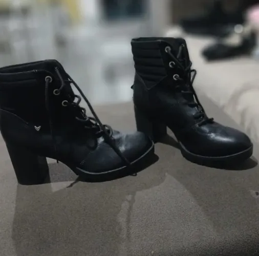 Bota Feminina Coturno Salto Bloco Mississipi semi nova