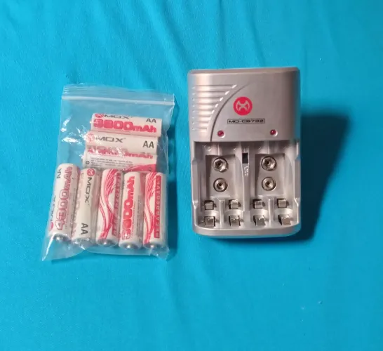 8 Pilhas Recarregáveis + Carregador