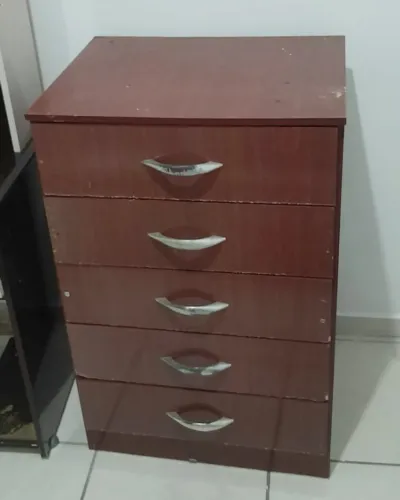 cômoda de MDP/MDF com 5 gavetas