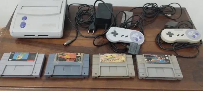 Super Nintendo com 2 controles e 4 jogos 